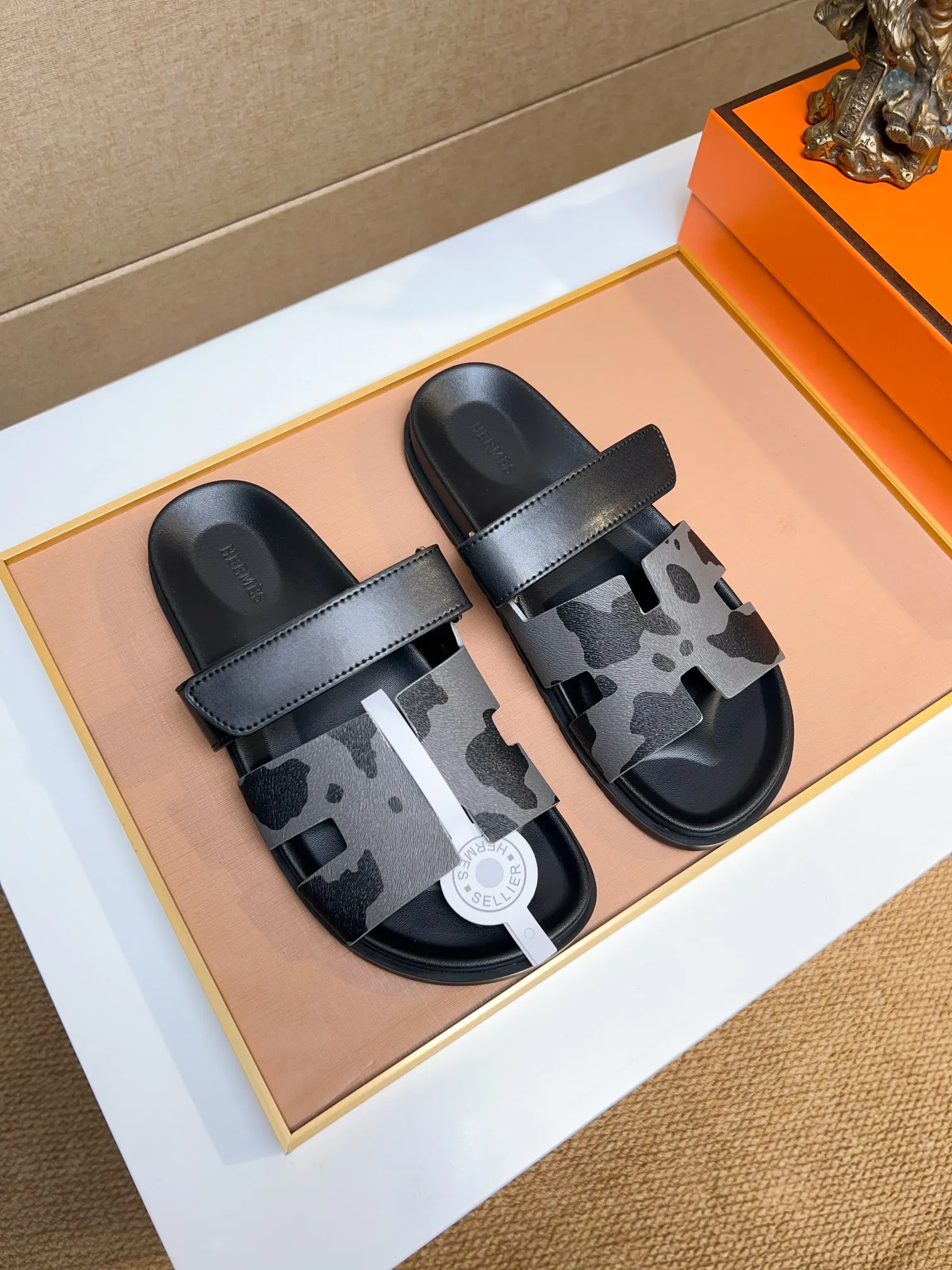 Men's clothing and shoes 💰340 💅💅💅 new arrival. Hermes Hermes official website latest counter synchronized new oran color leather H slippers, the original Paris version flew back to the original model and opened the mold to make it perfectly🍌The highest quality Sincerity, you can enter and leave the counter at will [Deyi] The upper is made of original customized  colored palm prints, crocodile print, ostrich print, colored cow leather, colored cow suede, 🤔 horse hair, 🥳 colored diamonds, 🥰 3D printing, and other genuine leather slippers, imported cow pattern foot pad lining, Italian  latest original genuine leather combination outsole Code number: 38-48 (customized at 46.47.48) Can be made into picture combination sole with genuine leather pattern and ordinary molded outsole
